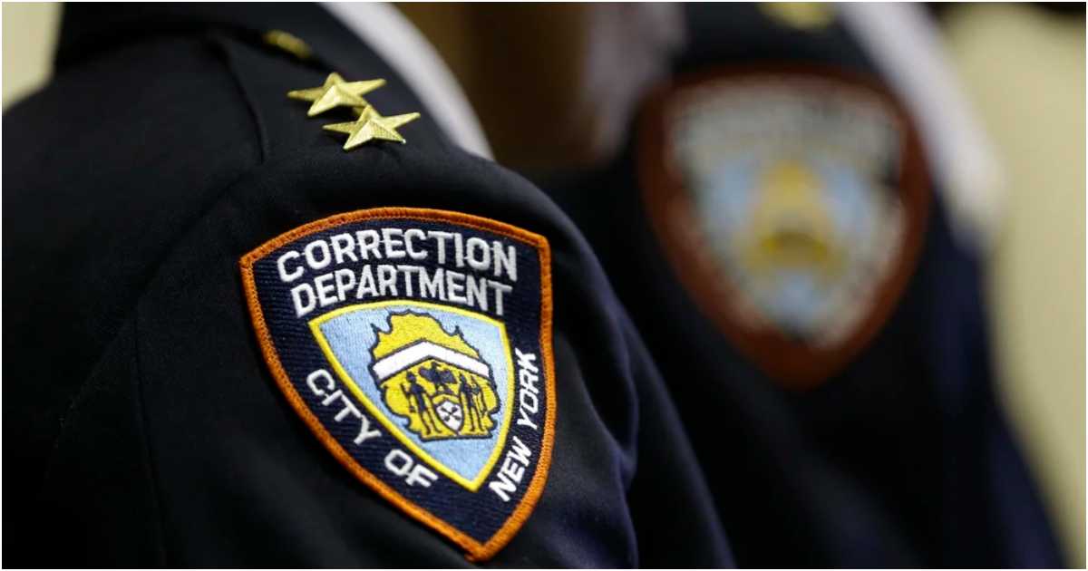 নিউ ইয়র্ক সিটির ডিপার্টমেন্ট অব কারেকশনের পোশাক পরা এক কর্মী। ছবি: কুইন্স ডেইলি ইগল